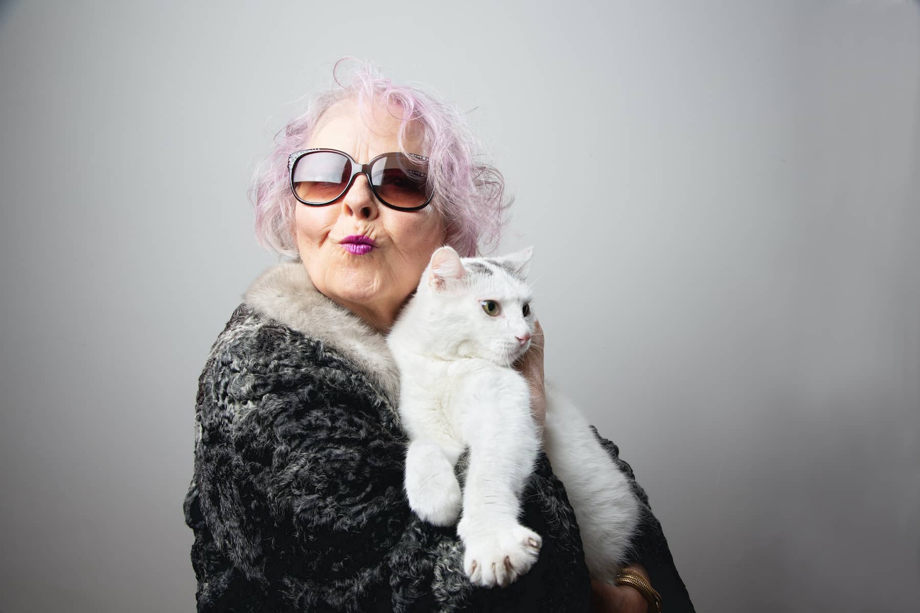 Slider_Elderly pink-haired lady with cat_1800x1200C